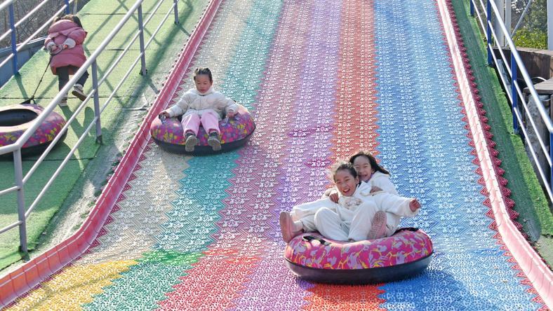 县城中产,养活了多少“盗版”迪士尼?